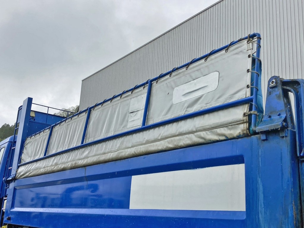 助手席側コボレーンシートにパッチ当て箇所があります。|いすゞ ギガ QKG-CXZ77ATの写真31