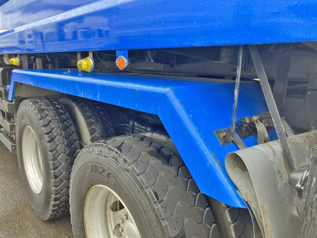 助手席側リヤフェンダーに小キズがあります。|いすゞ ギガ QKG-CXZ77ATの写真33