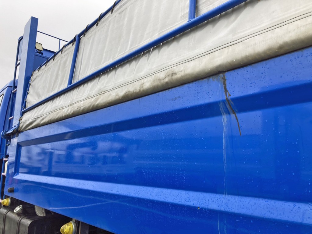 助手席側アオリにキズ・サビがあります。|いすゞ ギガ QKG-CXZ77ATの写真35