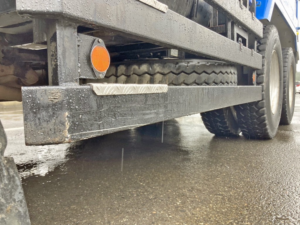 助手席側サイドバンパーに引きキズがあります。|いすゞ ギガ QKG-CXZ77ATの写真36