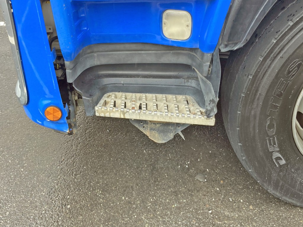 助手席側ステップに少々歪みがあります。|いすゞ ギガ QKG-CXZ77ATの写真37