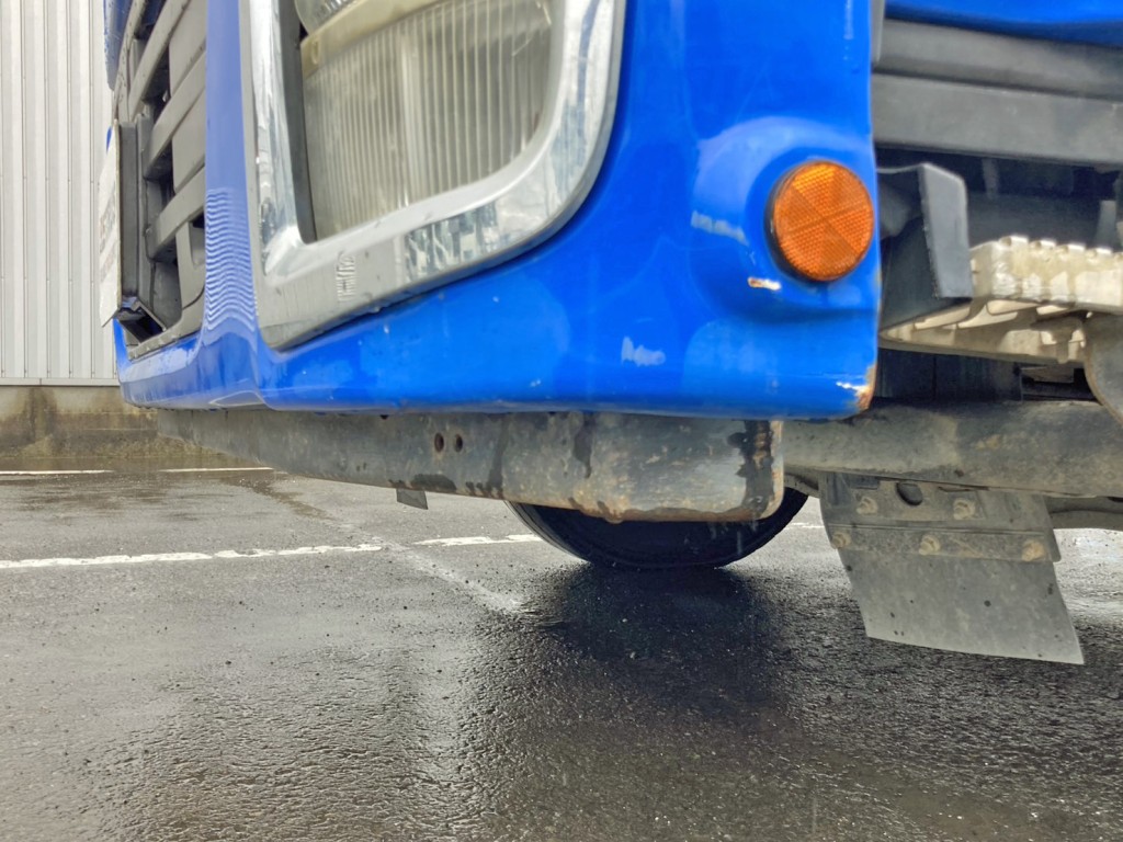 フロントバンパー助手席側にキズがあります。|いすゞ ギガ QKG-CXZ77ATの写真38