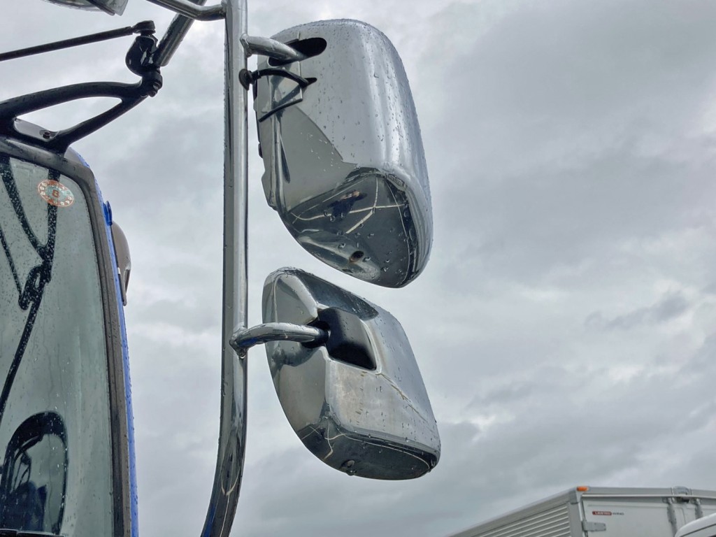 助手席側補助ミラー取り付け部カバー欠品しています。|いすゞ ギガ QKG-CXZ77ATの写真39