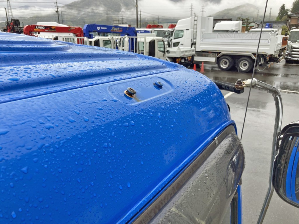 運転席側上部の取っ手が欠品しています。|いすゞ ギガ QKG-CXZ77ATの写真41