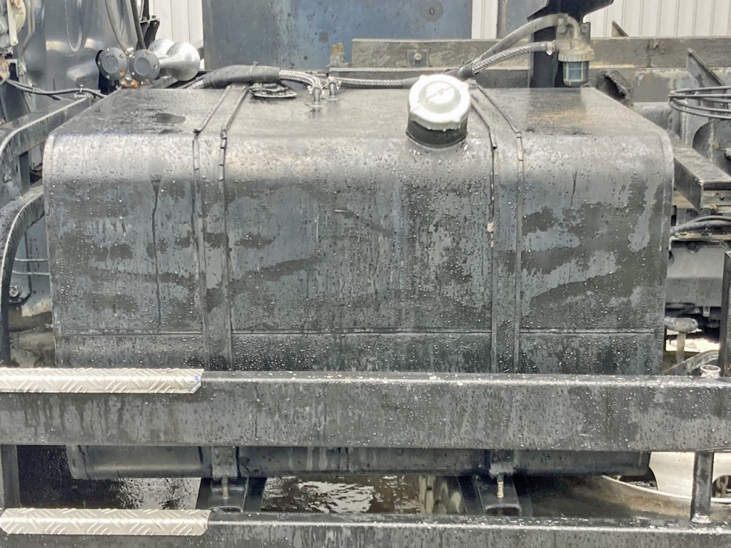 燃料タンクは300Lです。|いすゞ ギガ QKG-CXZ77ATの写真43