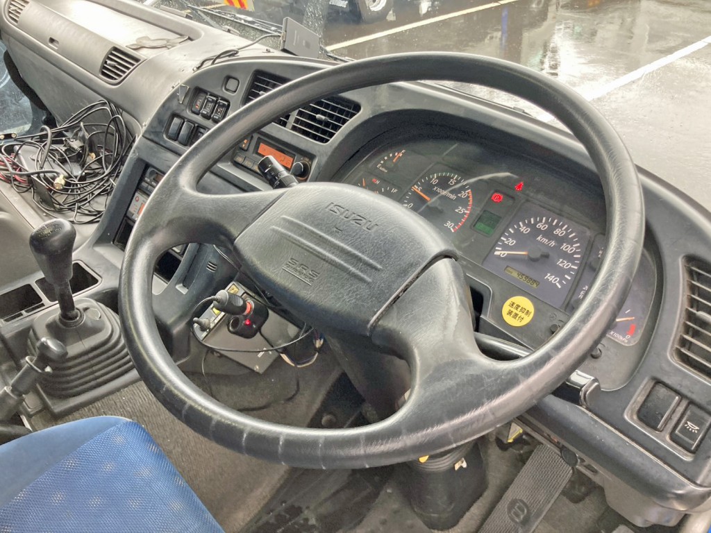 ハンドルグリップにスレがあります。|いすゞ ギガ QKG-CXZ77ATの写真44