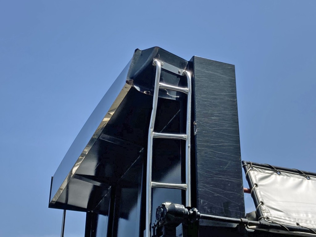 シートデッキ助手席側 及び ハシゴに曲がりがあります。|トレクス  PFB22301の写真13