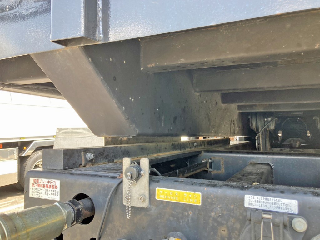 縦ネタ前方と枕木の間にスキマがあります。(運転席側)|トレクス  PFB22301の写真15