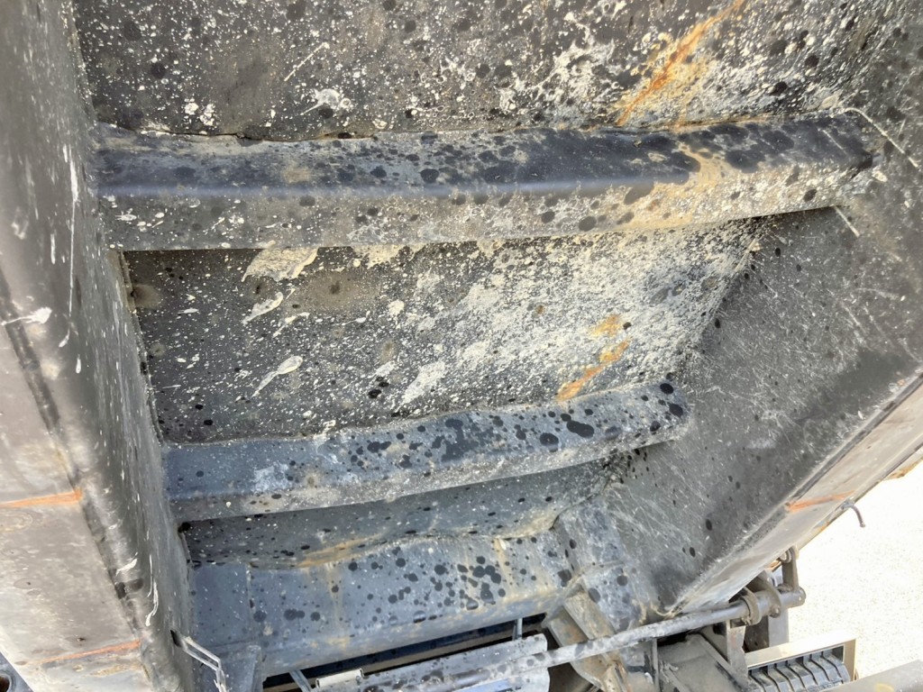 ボディー後方の床に膨らみ、横ネタに曲がりがあります。|トレクス  PFB22301の写真20