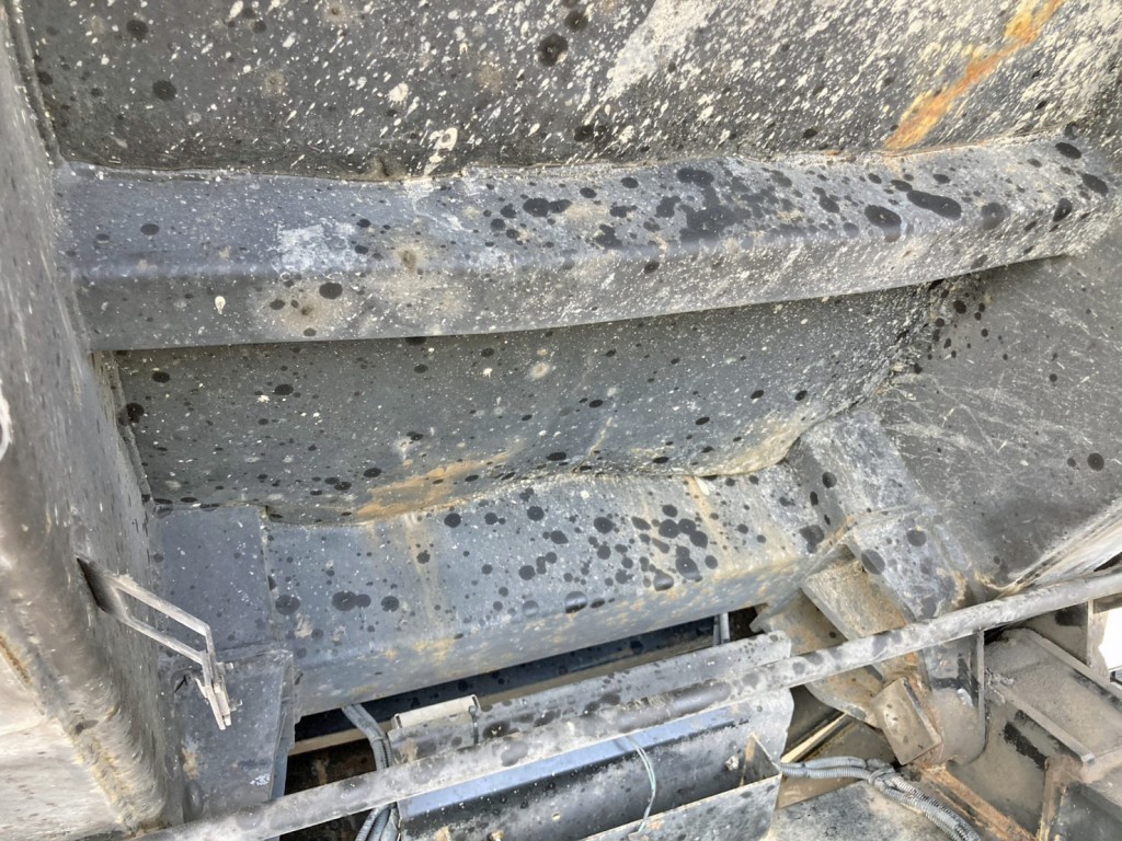 ボディー後方の床に膨らみ、横ネタに曲がりがあります。|トレクス  PFB22301の写真21