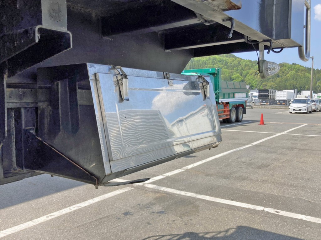 運転席側前方にステンレス製の工具箱が付いています。|トレクス  PFB22301の写真29