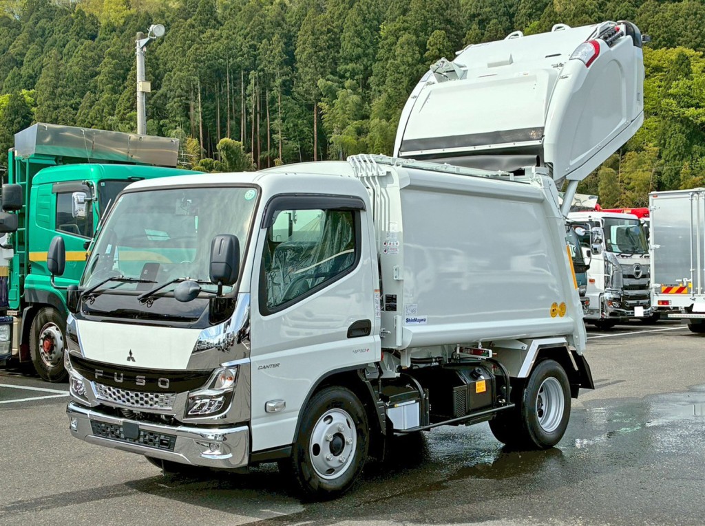 フロント周りメッキパーツで飾っています。|三菱 キャンター 2RG-FEAV0(2WD)の写真1