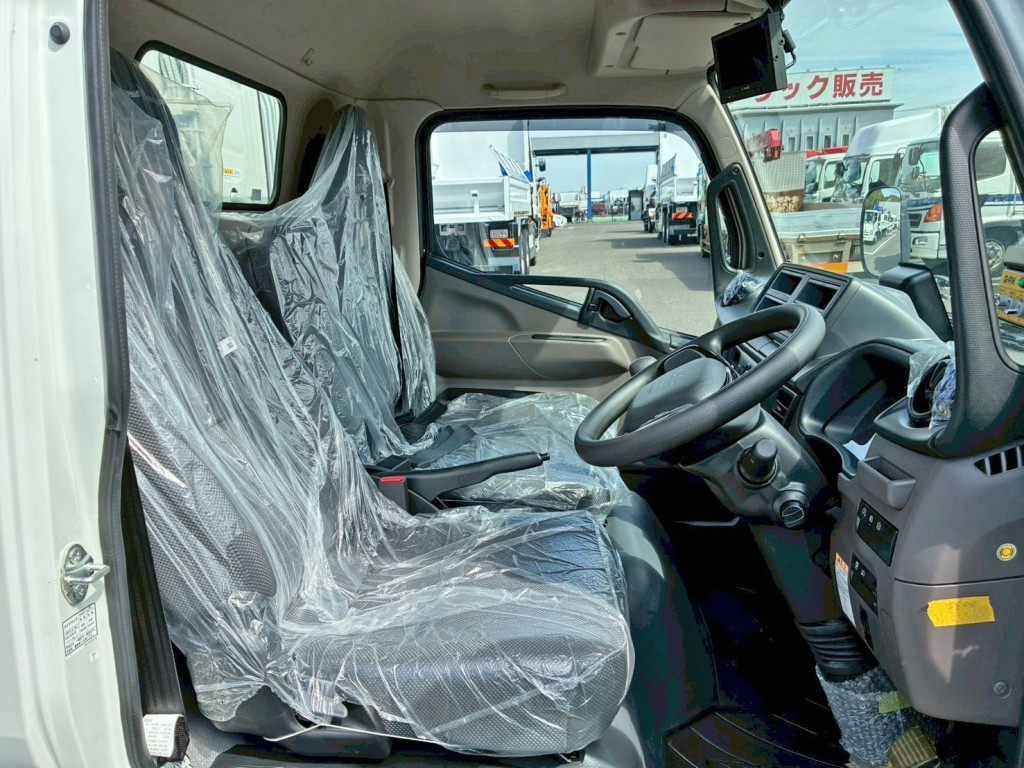 乗車定員は3名です。|三菱 キャンター 2RG-FEAV0(2WD)の写真7