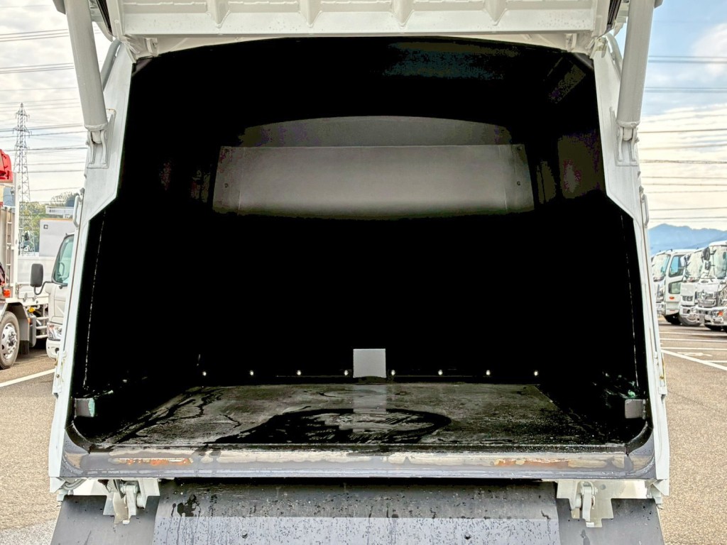 タンク内部の状態です。|三菱 キャンター 2RG-FEAV0(2WD)の写真10