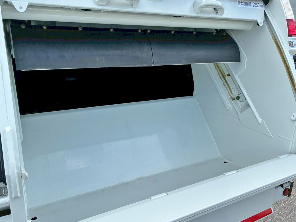 積み込み方式はプレス式です。|三菱 キャンター 2RG-FEAV0(2WD)の写真16