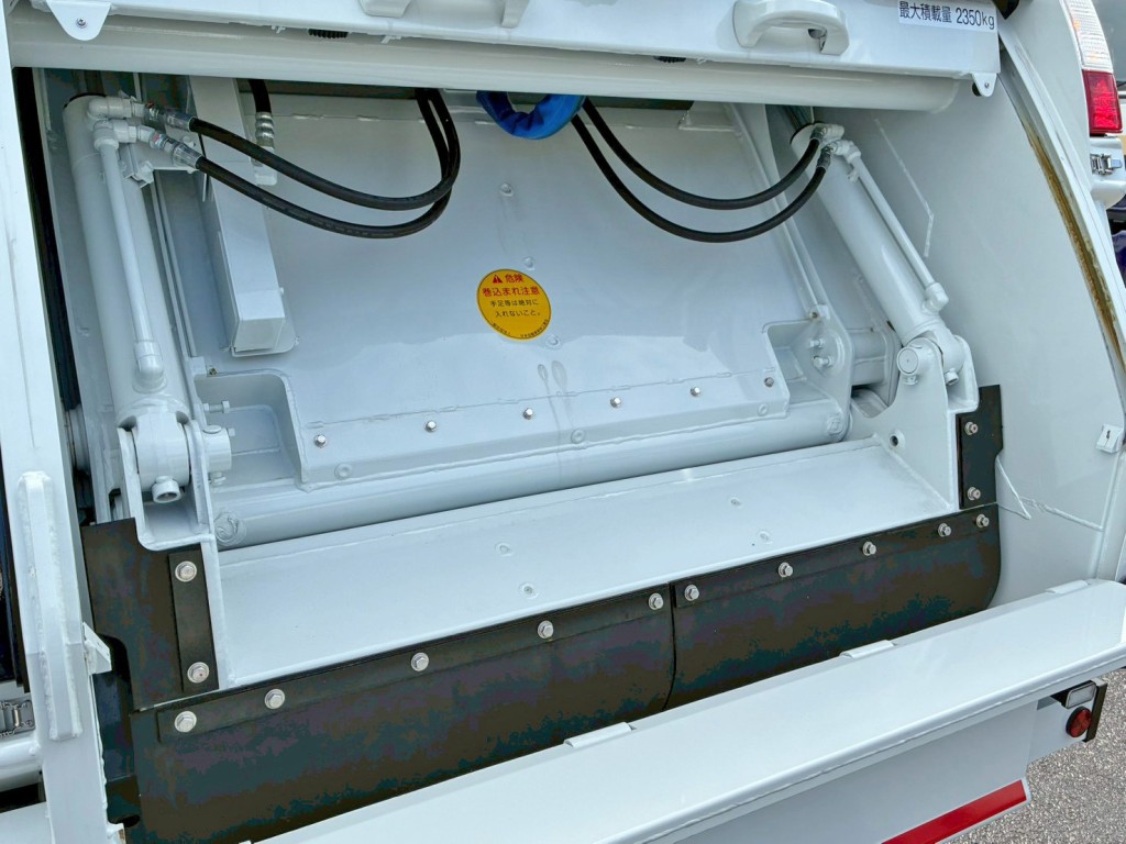 積み込み方式はプレス式です。|三菱 キャンター 2RG-FEAV0(2WD)の写真17