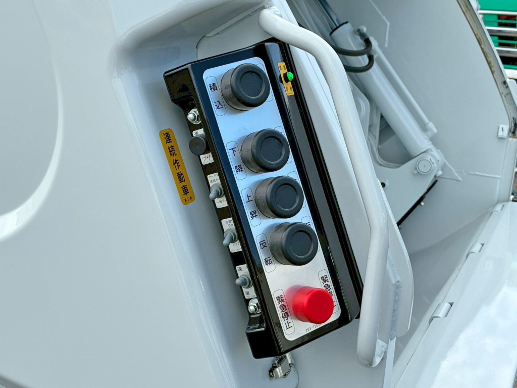 連続 ⇔ 単独切り替えスイッチ付きです。|三菱 キャンター 2RG-FEAV0(2WD)の写真18