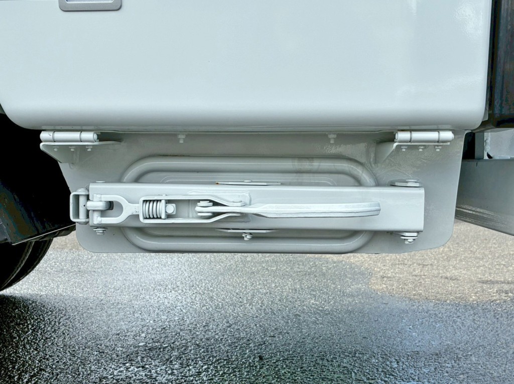 汚水タンクの排水口です。|三菱 キャンター 2RG-FEAV0(2WD)の写真19