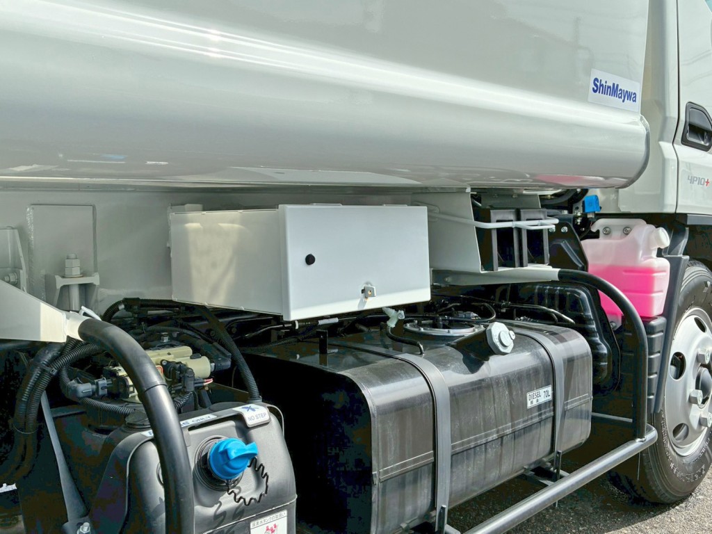 運転席側に工具箱が付いています。|三菱 キャンター 2RG-FEAV0(2WD)の写真22