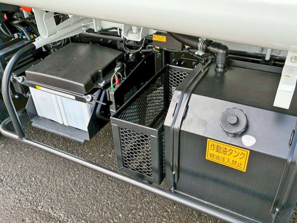 助手席側に物入れが付いています。|三菱 キャンター 2RG-FEAV0(2WD)の写真23