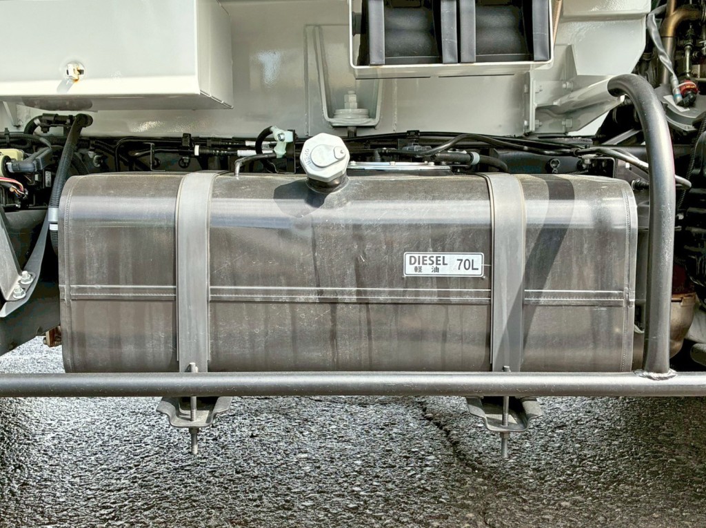 燃料タンクは70Lです。|三菱 キャンター 2RG-FEAV0(2WD)の写真25