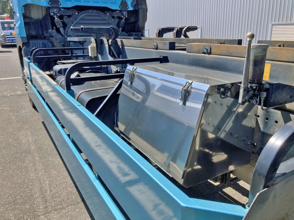 助手席側にステンレス製の工具箱が付いています。|日野 プロフィア 2DG-FS1EHAの写真19