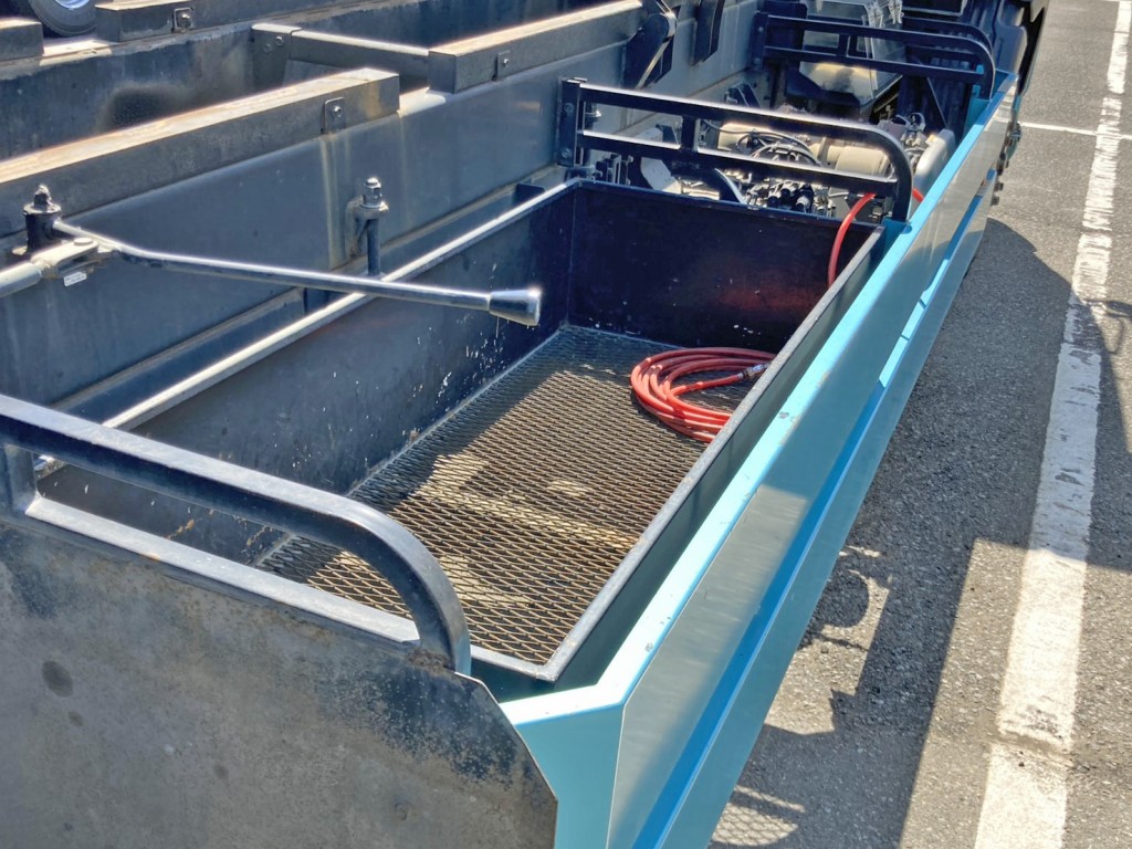 運転席側にりん木入れが付いています。|日野 プロフィア 2DG-FS1EHAの写真20