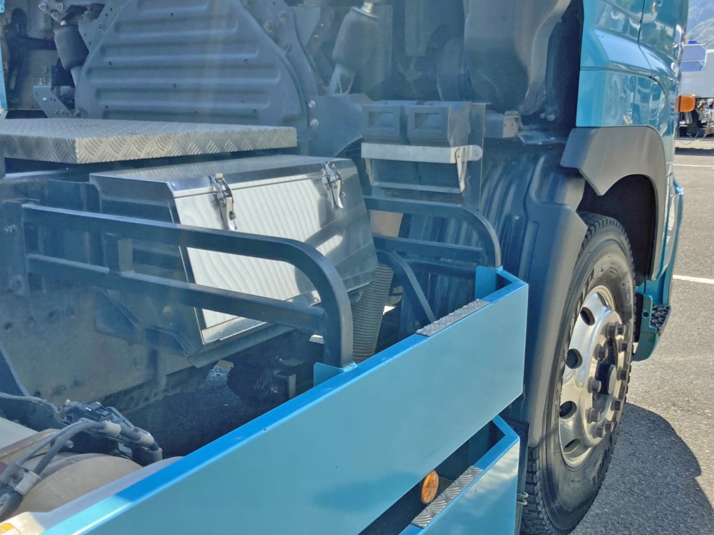 運転席側にステンレス製の工具箱が付いています。|日野 プロフィア 2DG-FS1EHAの写真21