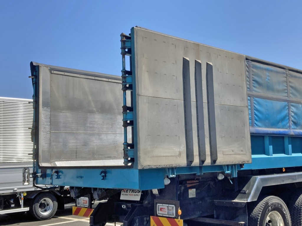 リヤゲートは片開き式です。(ゲート内側はアングル加工されています)|日野 プロフィア 2DG-FS1EHAの写真22