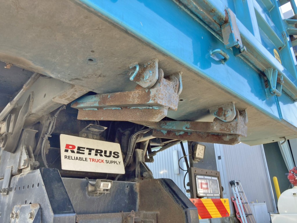 ゲート下部にステーが格納されています。(固着しています)|日野 プロフィア 2DG-FS1EHAの写真29