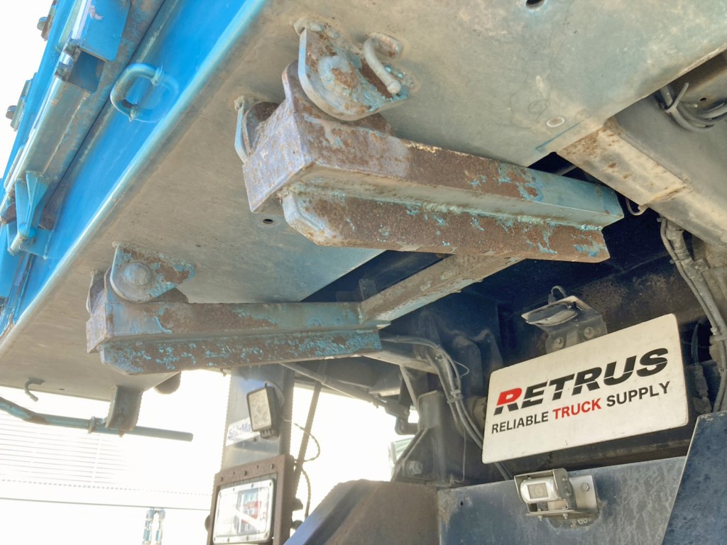 ゲート下部にステーが格納されています。(固着しています)|日野 プロフィア 2DG-FS1EHAの写真30