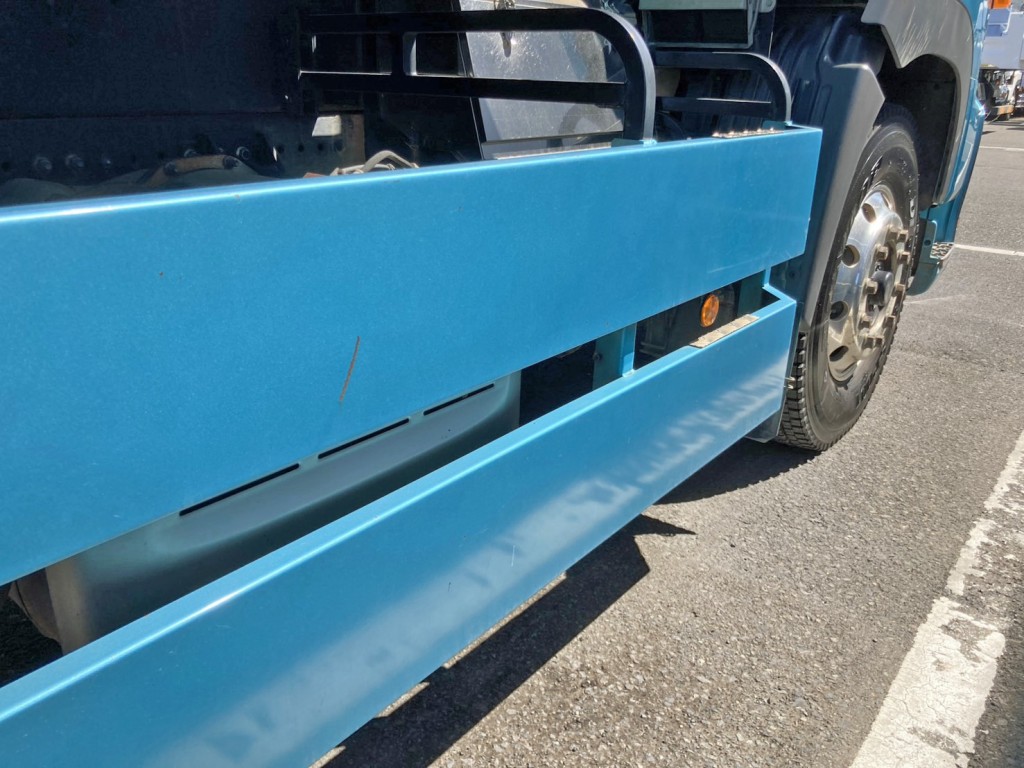 運転席側サイドバンパー前方にキズがあります。|日野 プロフィア 2DG-FS1EHAの写真32