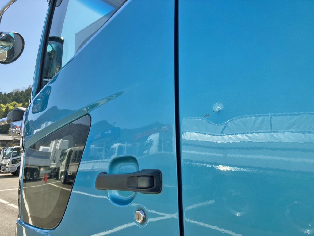 助手席側クォーターパネルにキズがあります。|日野 プロフィア 2DG-FS1EHAの写真33