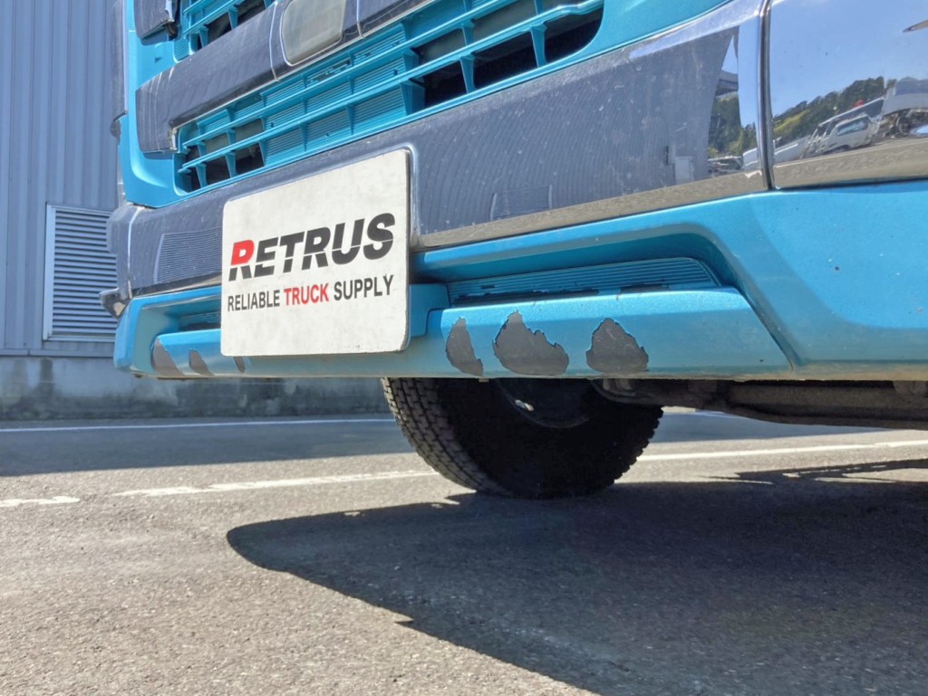 フロントバンパー中央部に塗装剝がれがあります。(助手席側)|日野 プロフィア 2DG-FS1EHAの写真34