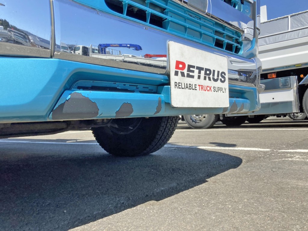 フロントバンパー中央部に塗装剝がれがあります。(運転席側)|日野 プロフィア 2DG-FS1EHAの写真35