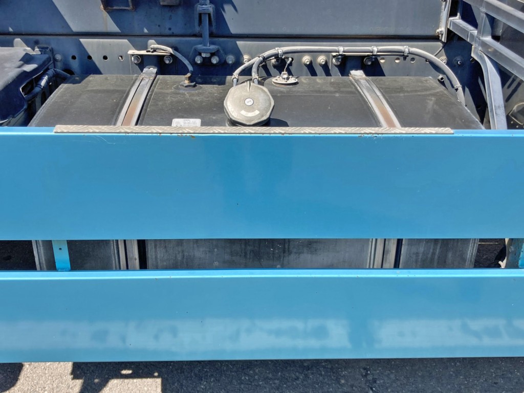 燃料タンクは300Lです。|日野 プロフィア 2DG-FS1EHAの写真37