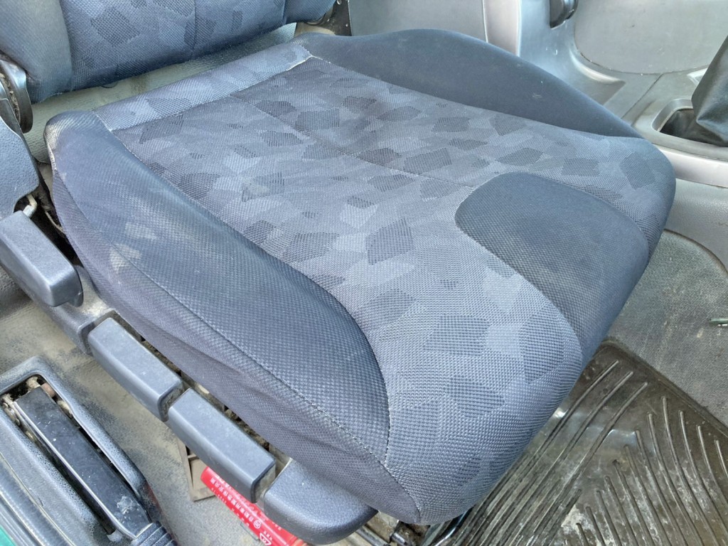 運転席座面にヘタリがあります。|UDトラックス クオン QKG-CW5XLの写真8