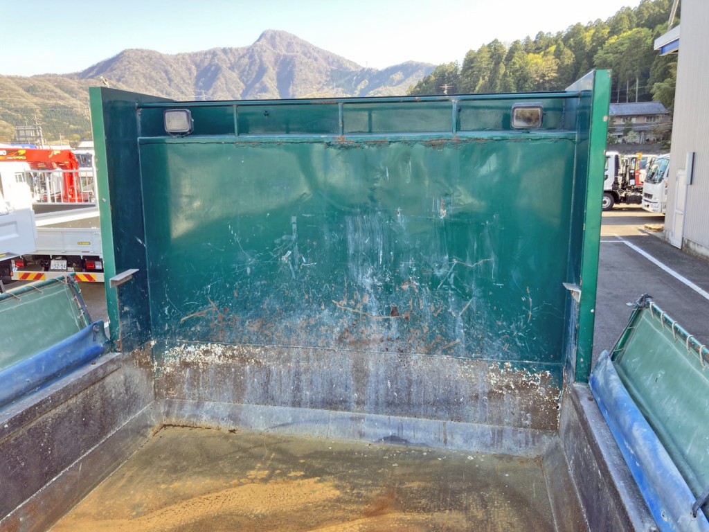 ボディー前方左右にコボレーンストッパーが付いています。|UDトラックス クオン QKG-CW5XLの写真12