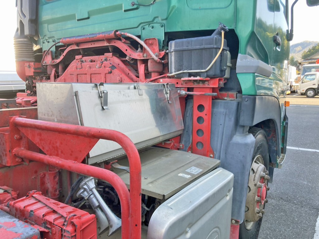 運転席側にステンレス製の工具箱が付いています。|UDトラックス クオン QKG-CW5XLの写真22