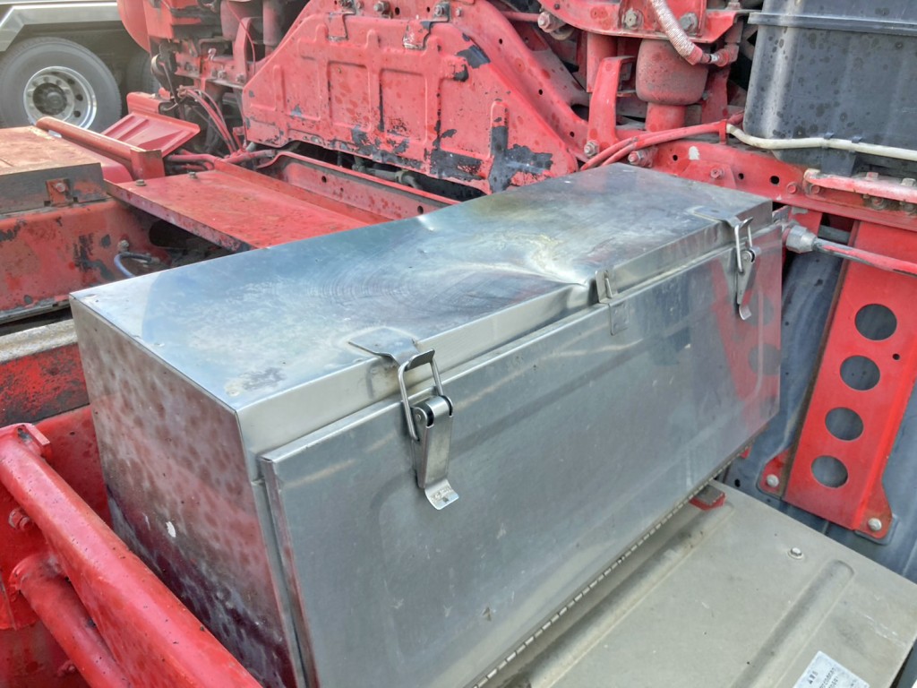 工具箱上部にヘコミがあります。|UDトラックス クオン QKG-CW5XLの写真23