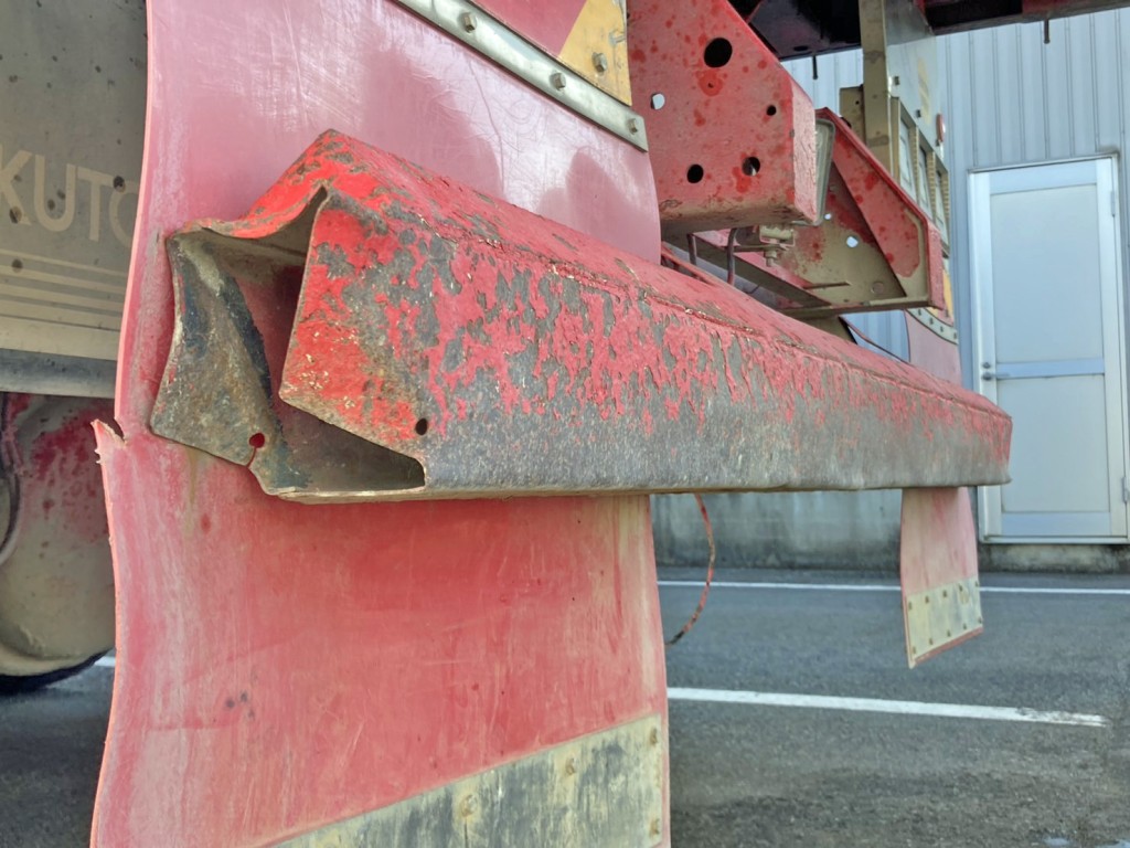 リヤバンパー助手席側に曲がりがあります。|UDトラックス クオン QKG-CW5XLの写真27