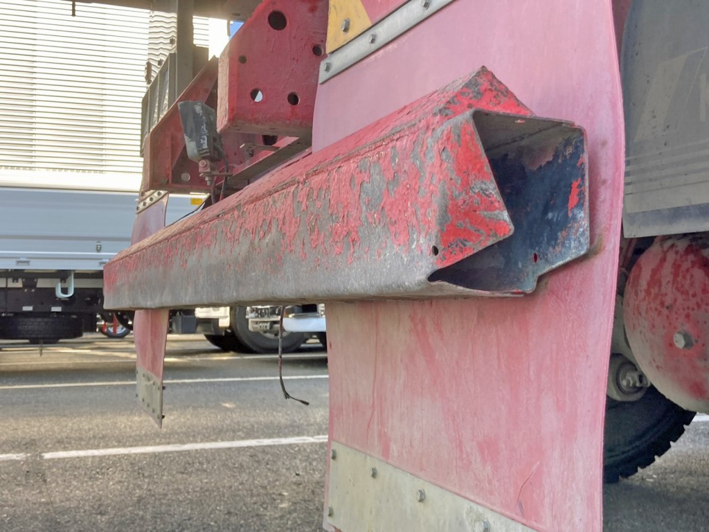 リヤバンパー運転席側に曲がりがあります。|UDトラックス クオン QKG-CW5XLの写真28