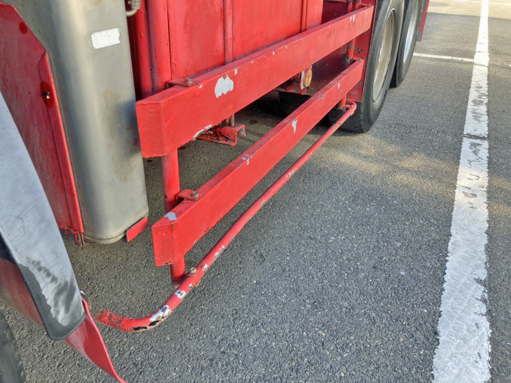 助手席側サイドバンパーに曲がりがあります。|UDトラックス クオン QKG-CW5XLの写真31