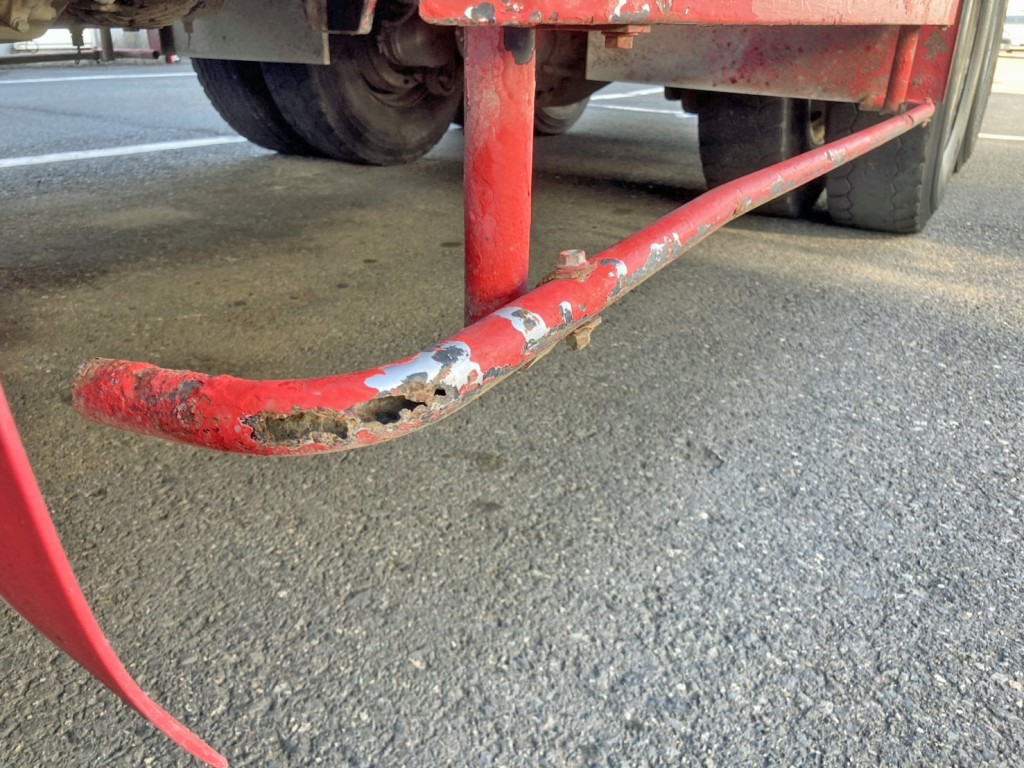 助手席側サイドバンパー前方に腐食・穴あきがあります。|UDトラックス クオン QKG-CW5XLの写真32