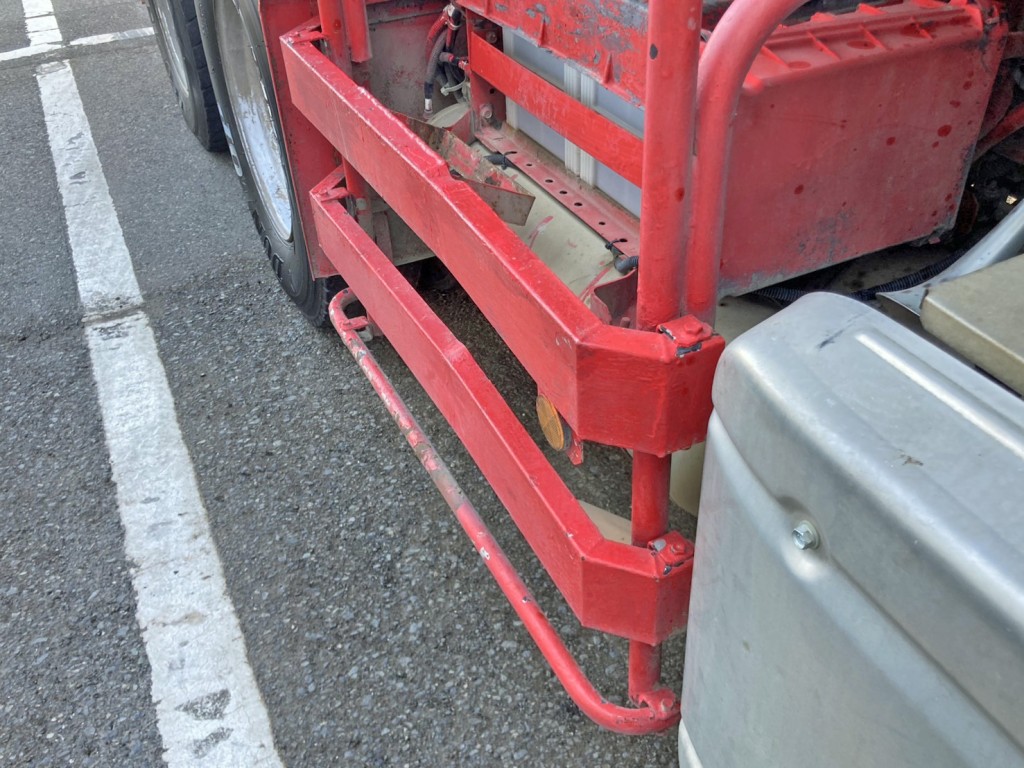 運転席側サイドバンパーに曲がりがあります。|UDトラックス クオン QKG-CW5XLの写真33