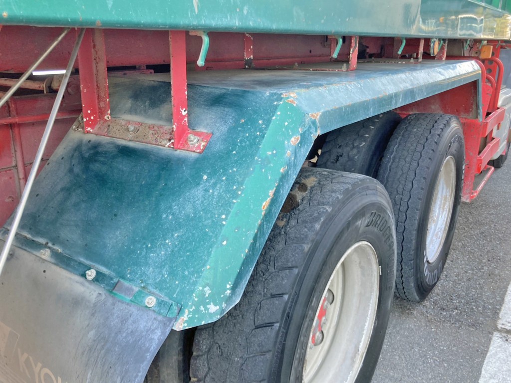 運転席側リヤフェンダーにキズ・曲がりがあります。|UDトラックス クオン QKG-CW5XLの写真35