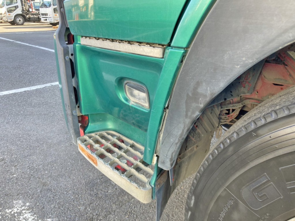 助手席側フロントフェンダーが外れています。|UDトラックス クオン QKG-CW5XLの写真37