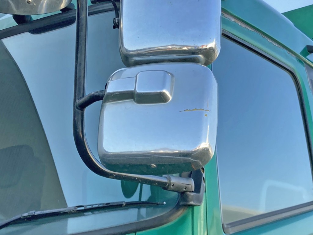 助手席側補助ミラーカバーに引きキズ・ガタがあります。|UDトラックス クオン QKG-CW5XLの写真38