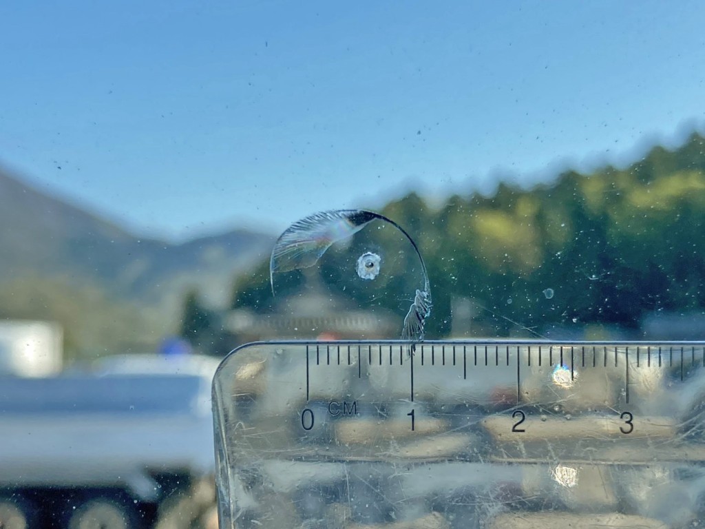 フロントガラスの運転席側正面に飛び石跡があります。|UDトラックス クオン QKG-CW5XLの写真39