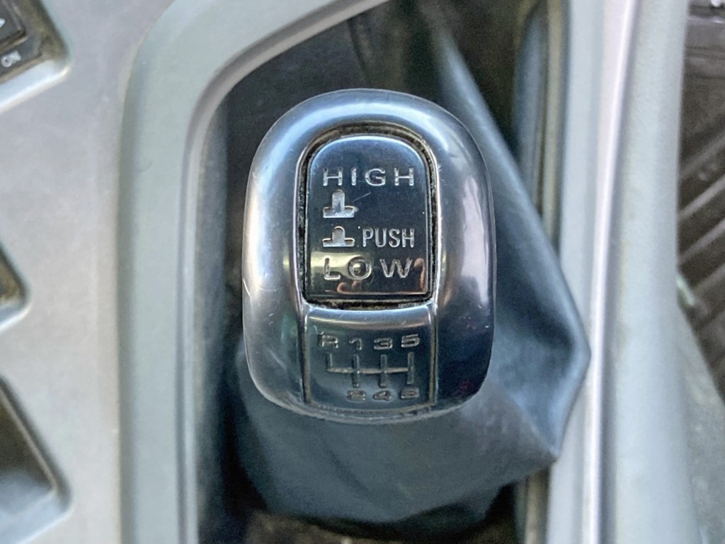 Low ⇔ High切り替えスイッチ付きのマニュアル12速です。|UDトラックス クオン QKG-CW5XLの写真45